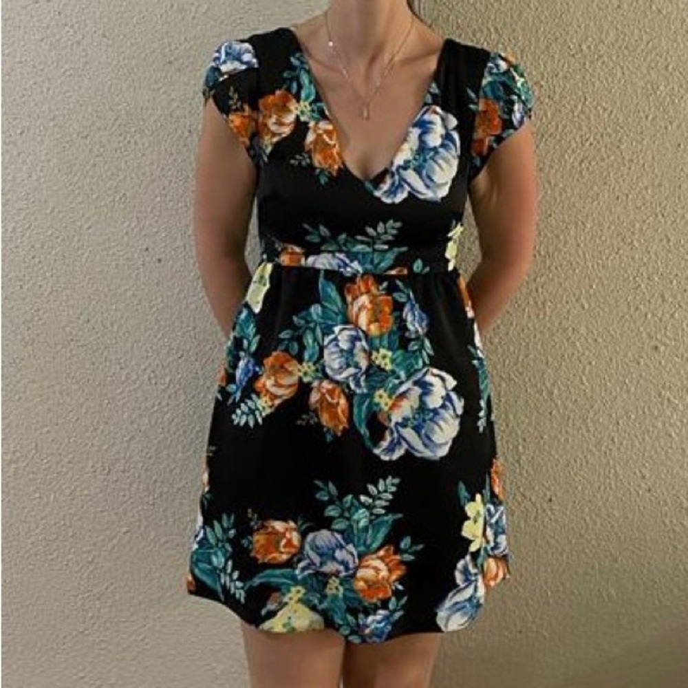 MinkPink Short Sleeve Mini Floral Dress Back Zip Small Black & Blue